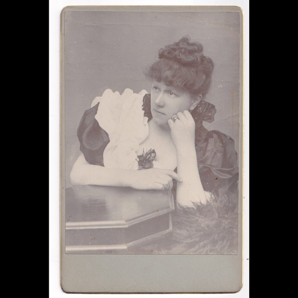 Cabinet Card: Cabinet Card: E. Everett, Nr Dunstable. Woman in Thoughtful Pose.: catalogue image 1