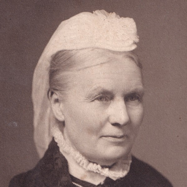 Cabinet Card: Cabinet Card: Elliott & Fry, Woman Wearing Day Cap, Dark Outfit.: catalogue image 1