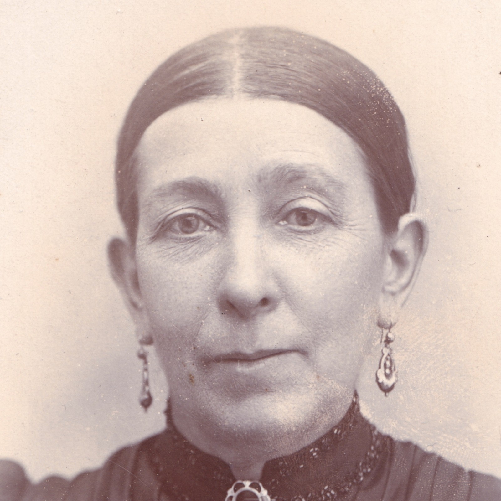 Cabinet Card: Cabinet Card: Portrait of a Woman, Leonard Brightwell, Wellingborough Card.: catalogue image 2