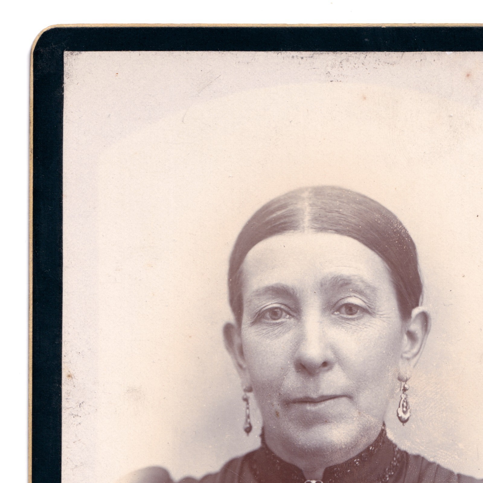 Cabinet Card: Cabinet Card: Portrait of a Woman, Leonard Brightwell, Wellingborough Card.: catalogue image 3