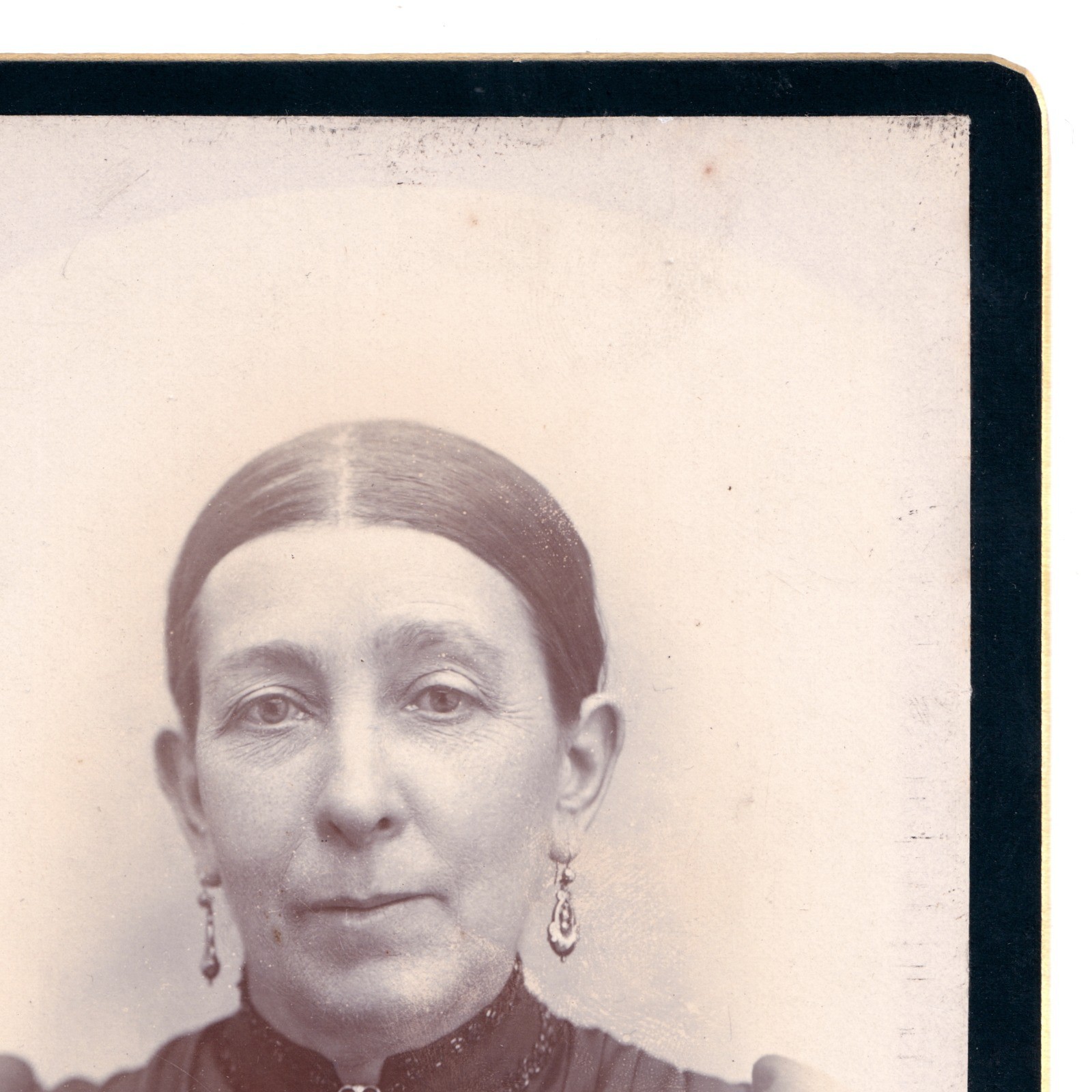 Cabinet Card: Cabinet Card: Portrait of a Woman, Leonard Brightwell, Wellingborough Card.: catalogue image 4