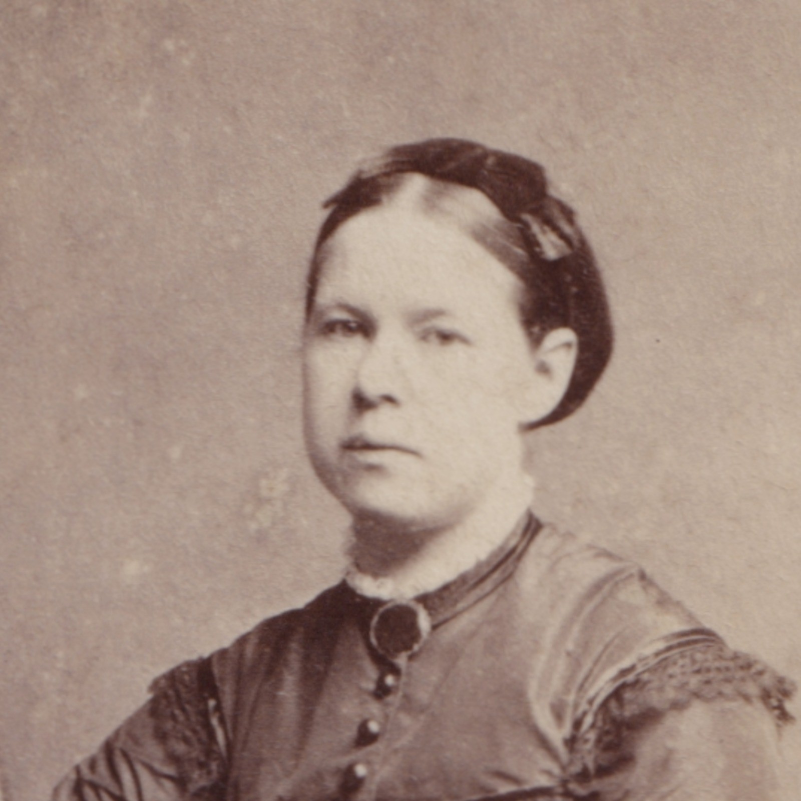 CDV: CDV: I.W. Findlow & Nephew, Leamington. Seated Woman.: catalogue image 2
