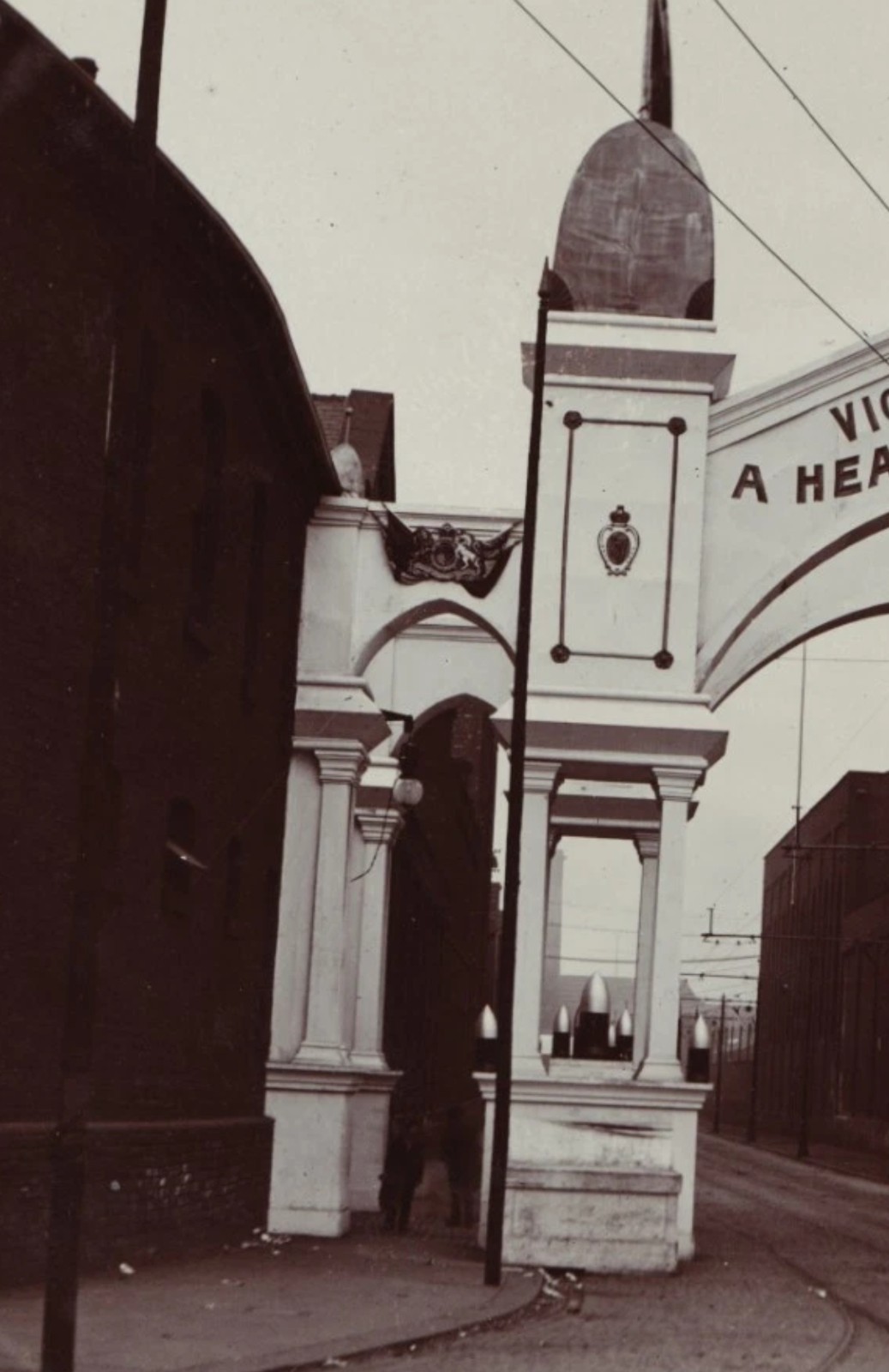 Postcard: Postcard, Vickers Works Arch, Sheffield, Kings Visit. Real Photograph.: catalogue image 4